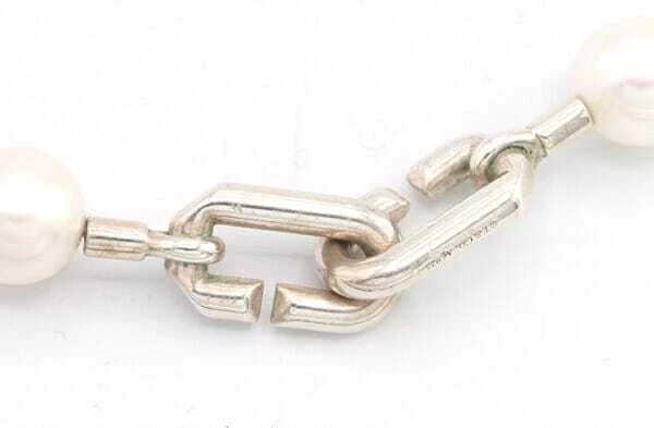 TIFFANY & CO. HARDWARE SILVER FRESHWATER PEARL NECKLACE: Tiffany & Co. Hardware Silver Freshwater Pearl Necklace Brand: Tiffany & Co. Type/Style: Necklace Material: Metal Purity SV925, Metal Silver, Color: Silver Size: Length: Approx. 40cmMotif: