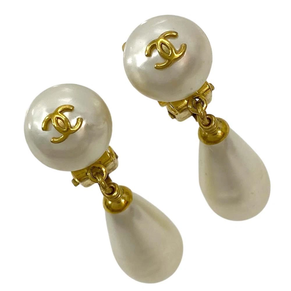 CHANEL 97P DROP NON GENUINE PEARLS IN WHITE EARRINGS (1 of 2)