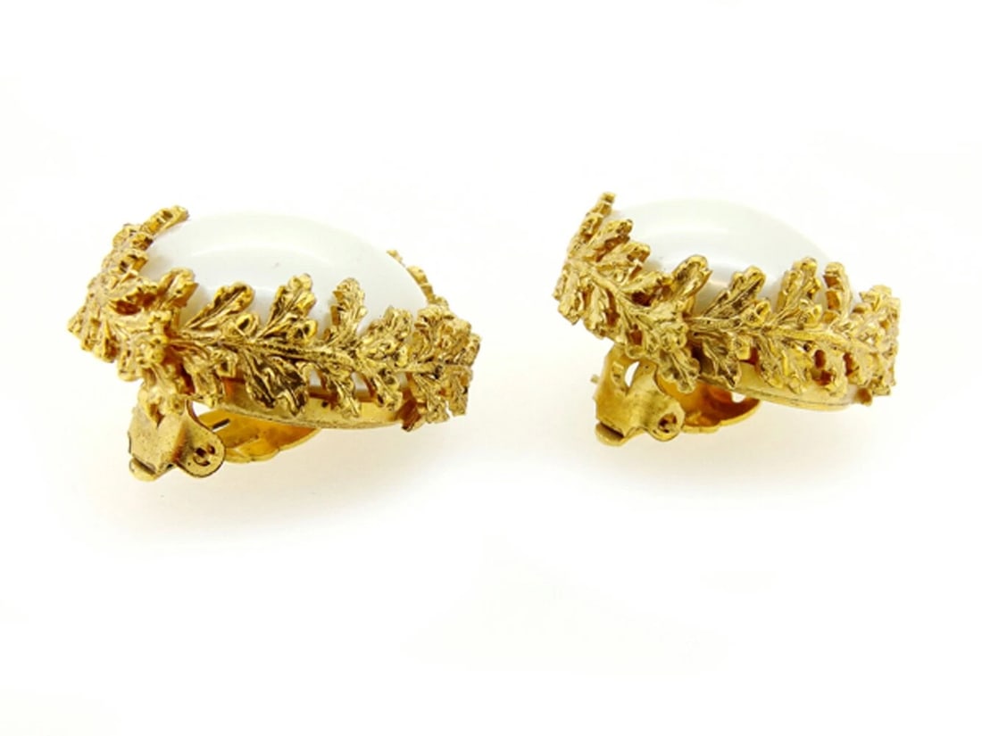 CHANEL GOLD NON GENUINE PEARLS EARRINGS (1 of 4)
