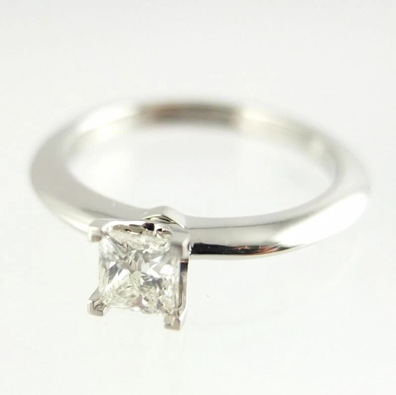 TIFFANY & CO. PT950 SINGLE DIAMOND SQUARE RING: Tiffany & Co. Pt950 Single Diamond Square Ring Brand: Tiffany & Co. Type/Style: Ring Material: Metal Purity Pt950, Metal Platinum, Main Stone/Creation Natural Color: Platinum Size: US 5 Accessori