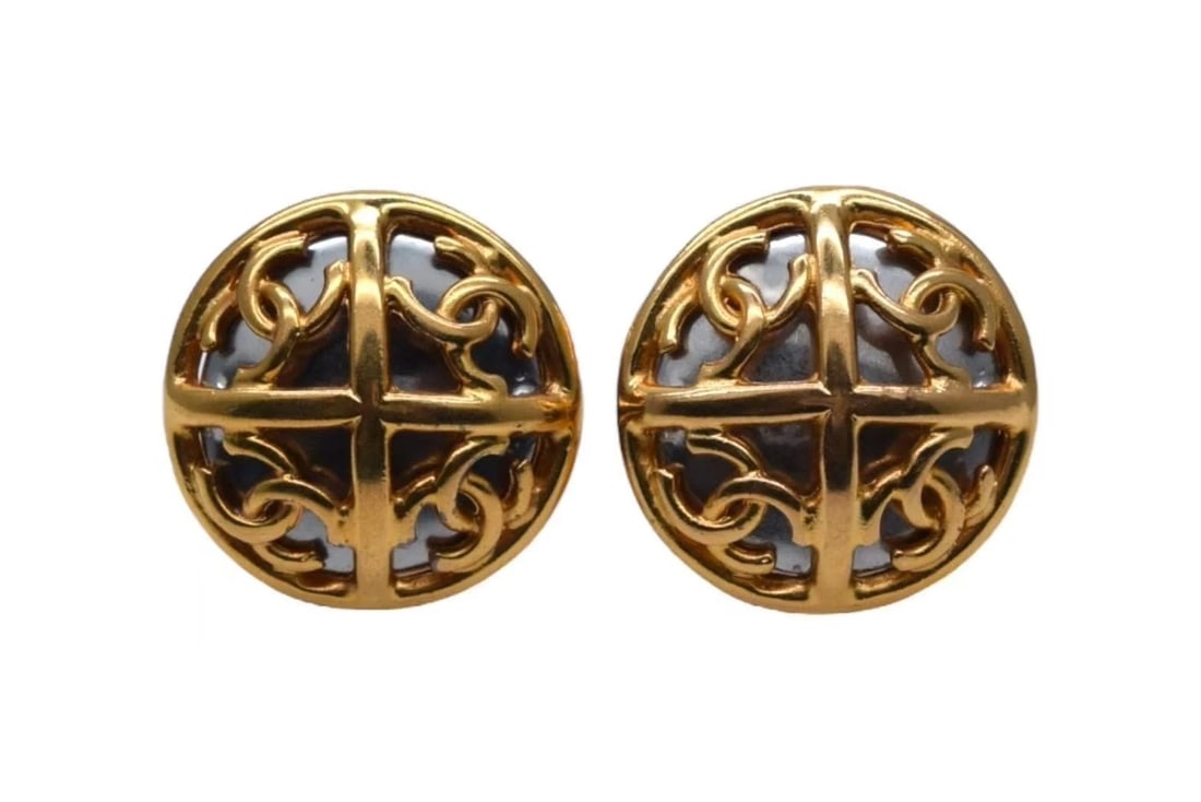 CHANEL COCO MARK 03P METAL GOLD SILVER EARRINGS: CHANEL Coco Mark 03P Metal Gold Silver Earrings Brand: Chanel Type/Style: Earrings Material: Metal Purity , Metal Silver, Color: Gold Size: Approx. 2.7cm x 2.7cm Accessories: None Accessor