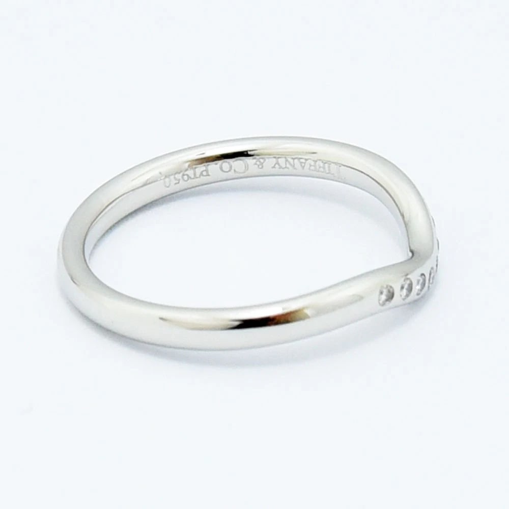 TIFFANY & CO. DIAMOND CURVED BAND PT950 RING: Tiffany & Co. Diamond Curved Band PT950 Ring Brand: Tiffany & Co. Type/Style: Ring Material: Metal Purity Pt950, Metal Platinum, Main Stone/Creation Natural Color: Platinum Size: US 4.5 Accessori