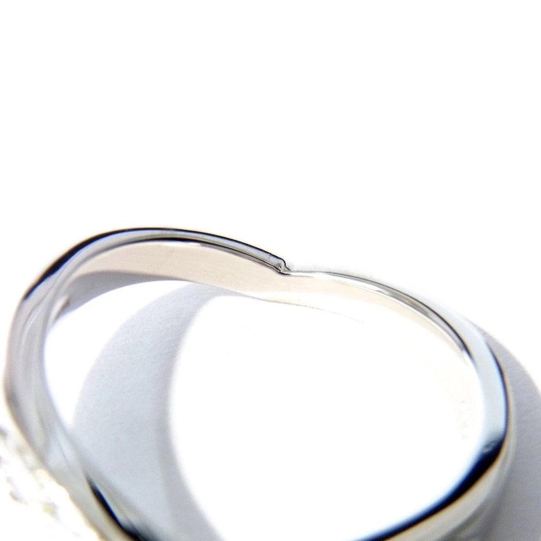 TIFFANY & CO. V-BAND 7 DIAMONDS PT950 RING: Tiffany & Co. V-Band 7 Diamonds PT950 Ring Brand: Tiffany & Co. Type/Style: Ring Material: Metal Purity Pt950, Metal Platinum, Main Stone/Creation Natural Color: Platinum Size: US 4-4.5 Accessori