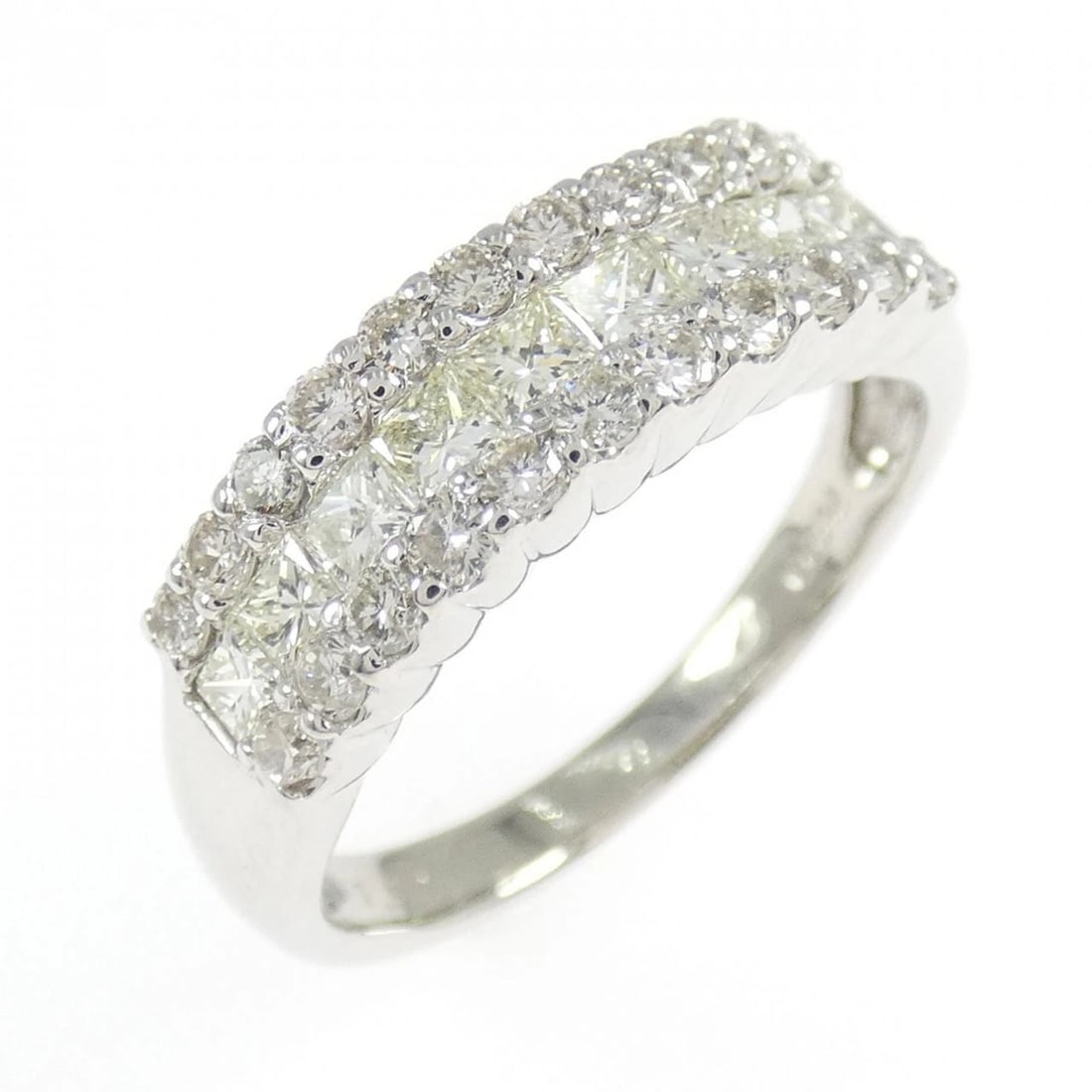 PT900 DIAMOND RING: PT900 Diamond Ring Brand: Unbranded Type: Ring Material: Platinum 900 Platinum, Main Stone/Creation Natural Color: White Gold Size: 6 US Accessories: None Accessories Notice: When purchasi