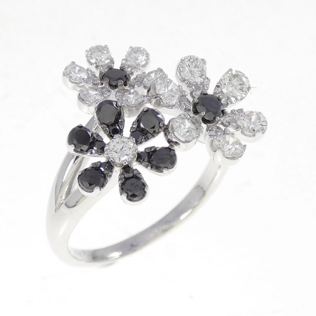 PONTE VECCHIO DIAMOND RING: Ponte Vecchio Diamond Ring Brand: Ponte Vecchio Type: Ring Material: K18 White Gold, Main Stone/Creation Natural Color: White Size: 6.5-7 (US size) Accessories: None Accessories Notice: Wh