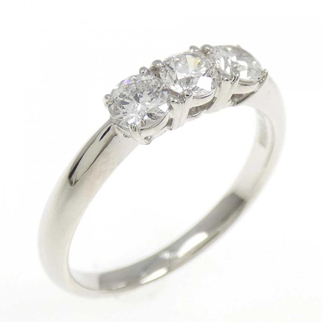 PT900 3 STONE DIAMOND RING: PT900 3 Stone Diamond Ring Brand: Unbranded Type: Ring Material: Platinum 900 Platinum, Main Stone/Creation natural Color: White Gold Size: 6-6.5 US Accessories: None Accessories Notice: When