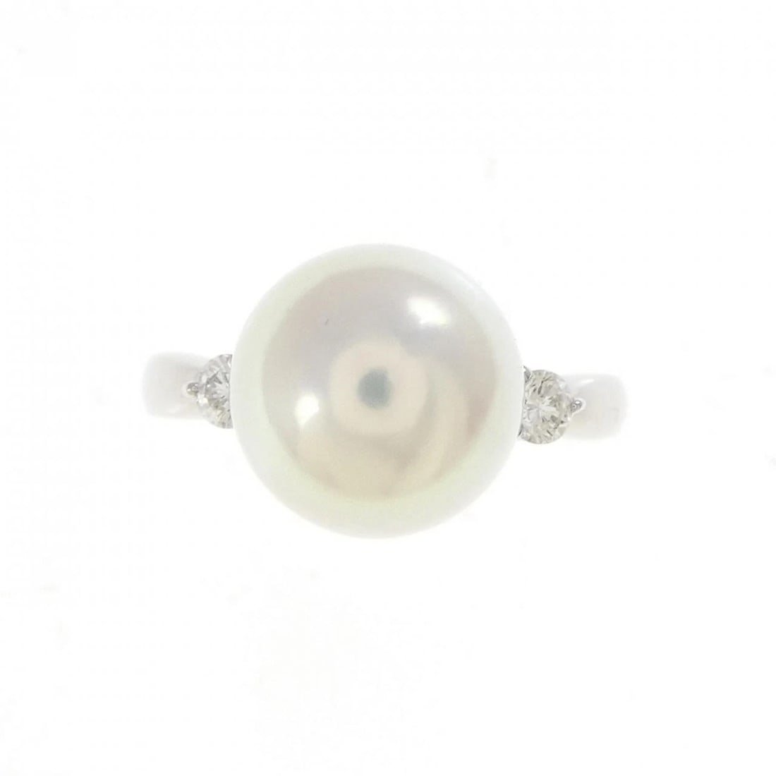 TASAKI AKOYA PEARL RING: TASAKI Akoya Pearl Ring Brand: TASAKI Type: Ring Material: Platinum 900, Color: White Size: 6.5 (US size) Accessories: None Accessories Notice: When purchasing pre-owned goods, please refer