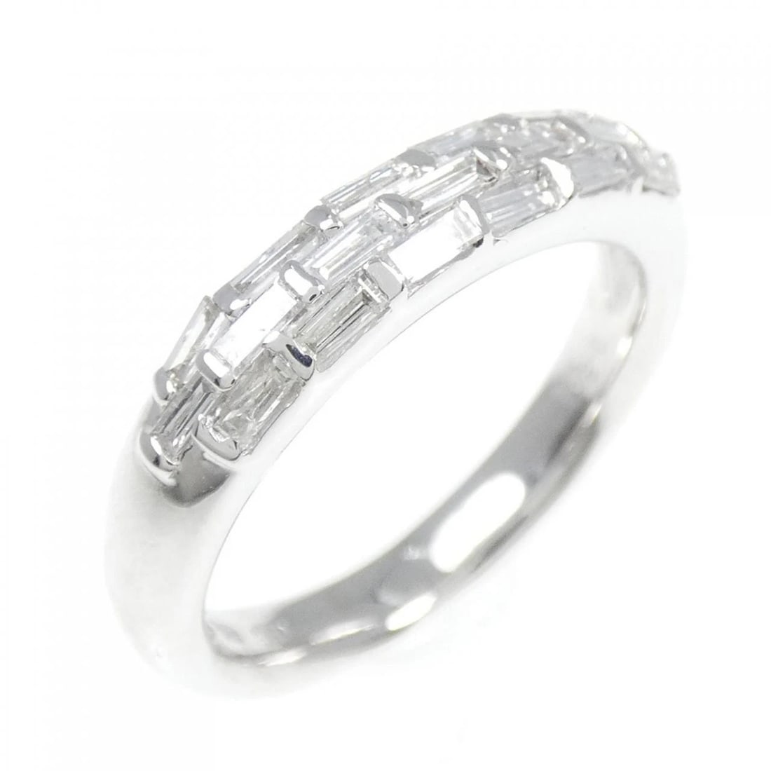 K18WG DIAMOND RING: K18WG Diamond Ring Brand: Unbranded Type: Ring Material: K18 White Gold, Main Stone/Creation natural Color: White Gold Size: 7.5-8 US Accessories: None Accessories Notice: When purchasing