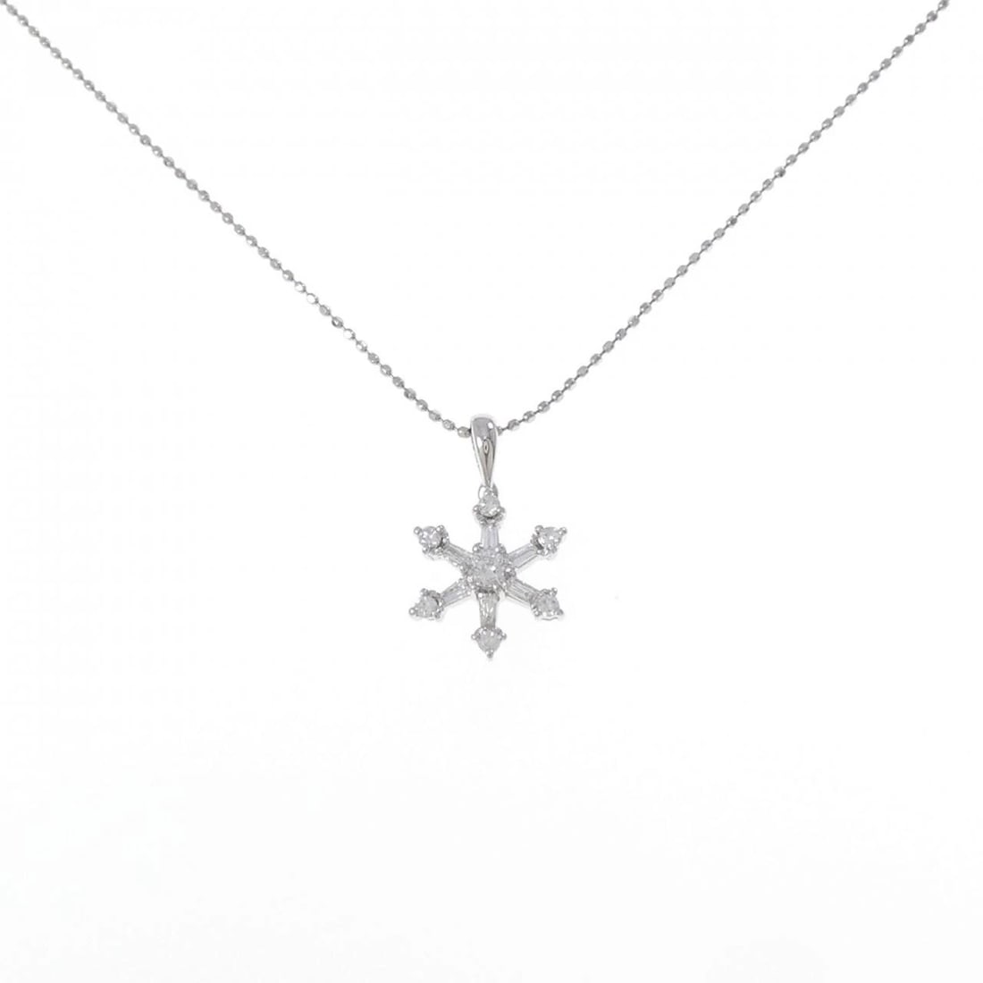PT900 PT850 SNOW FLAKE DIAMOND NECKLACE: PT900 PT850 Snow Flake Diamond Necklace Brand: Unbranded Type: Necklace Material: Platinum 900 Platinum Platinum 850, Main Stone/Creation natural Color: White Gold Size: 40cm ActualSizePendant