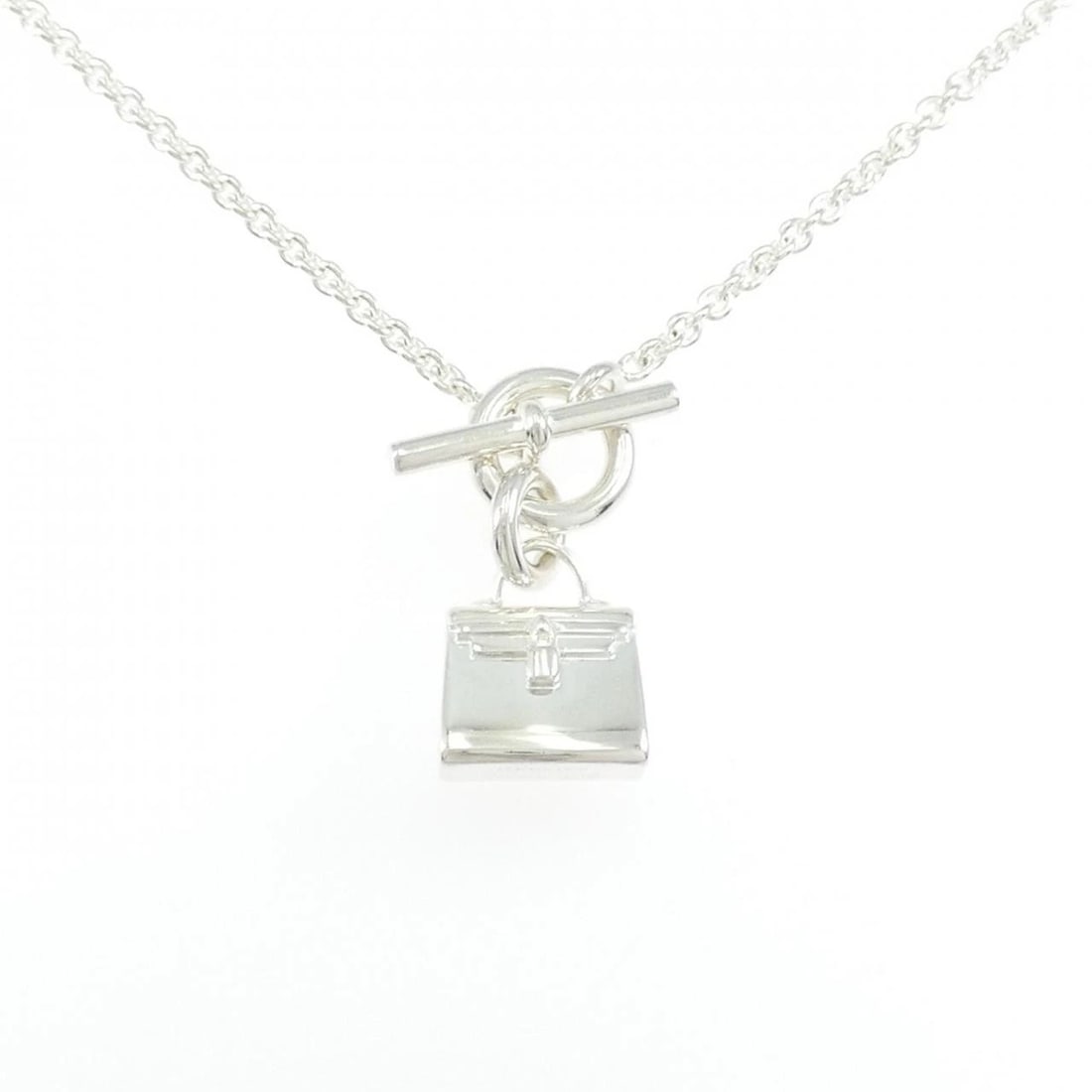 HERMES AMULET KELLY NECKLACE: HERMES Amulet Kelly Necklace Brand: HERMES Type: Necklace Material: 925 Silver, Color: White Size: 40cmActualSize Pendant top H x W: 27.0mmx12.5mm Chain Max. W: 2.2mm Accessories: None