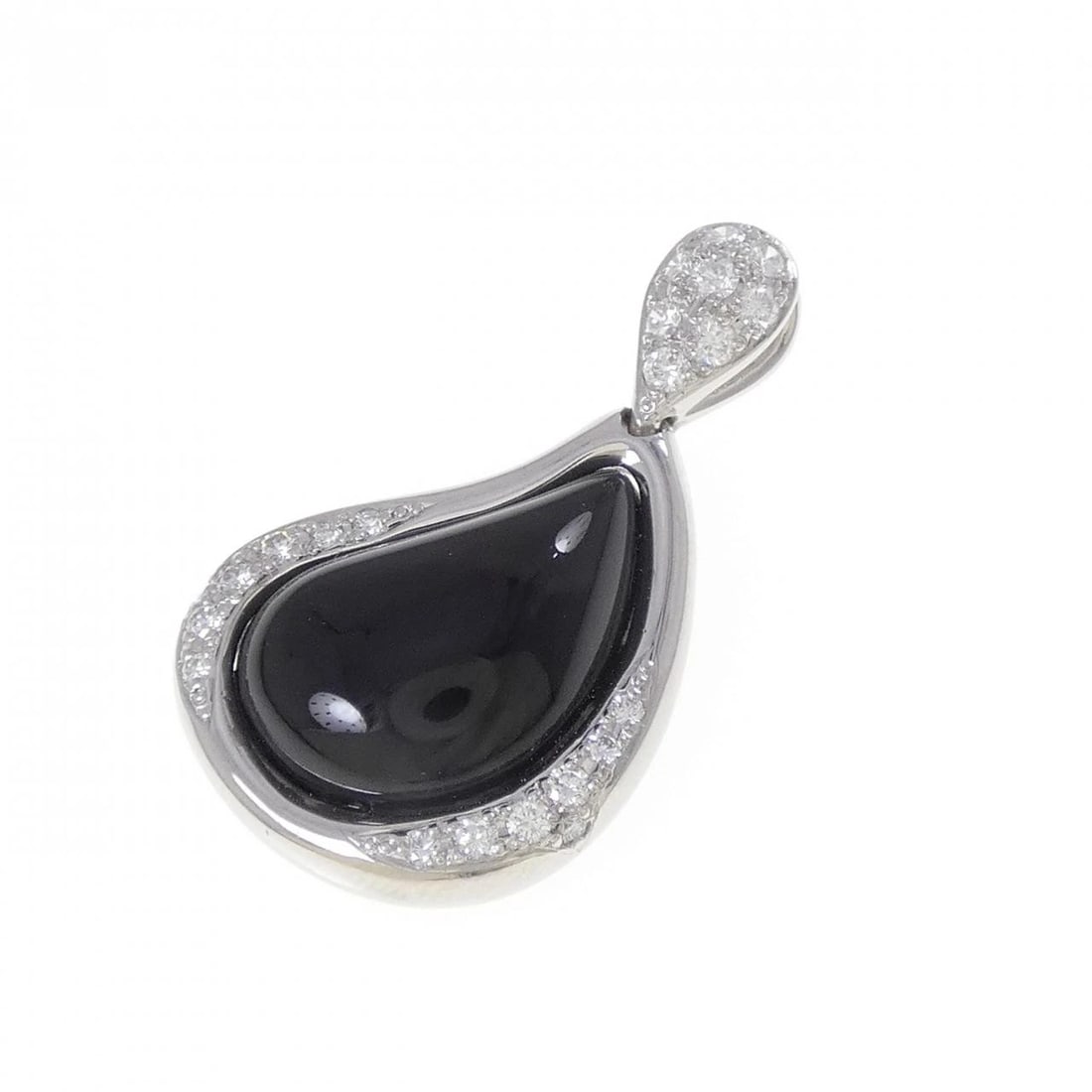PT900 ONYX PENDANT: PT900 Onyx Pendant Brand: Unbranded Type: Pendant Brooch Material: Platinum 900 Platinum, Main Stone/Creation Natural Color: None Size: 43cmActualSize Pendant top H x W: 5.0mmx6.0mm Chain Max.