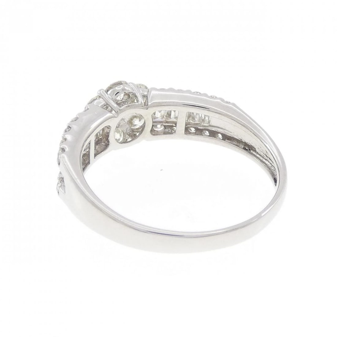 PT900 FLOWER DIAMOND RING: PT900 Flower Diamond Ring Brand: Unbranded Type: Ring Material: Platinum 900 Platinum, Main Stone/Creation Natural Color: Silver Size: 6.5-7 ( US size) Accessories: None Accessories Notice: