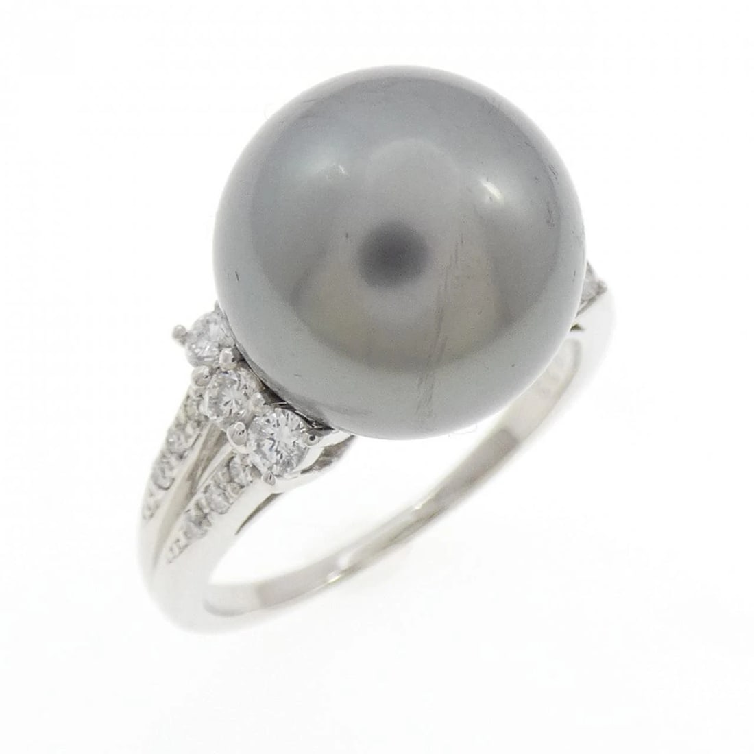 PT900 BLACK PEARL RING: PT900 Black pearl ring Brand: Unbranded Type: Black pearl ring Material: 900 Platinum, Main Stone/Creation Main Stone Black PearlSecondary Stone Diamond Color: White Gold Size: US 10.75 
