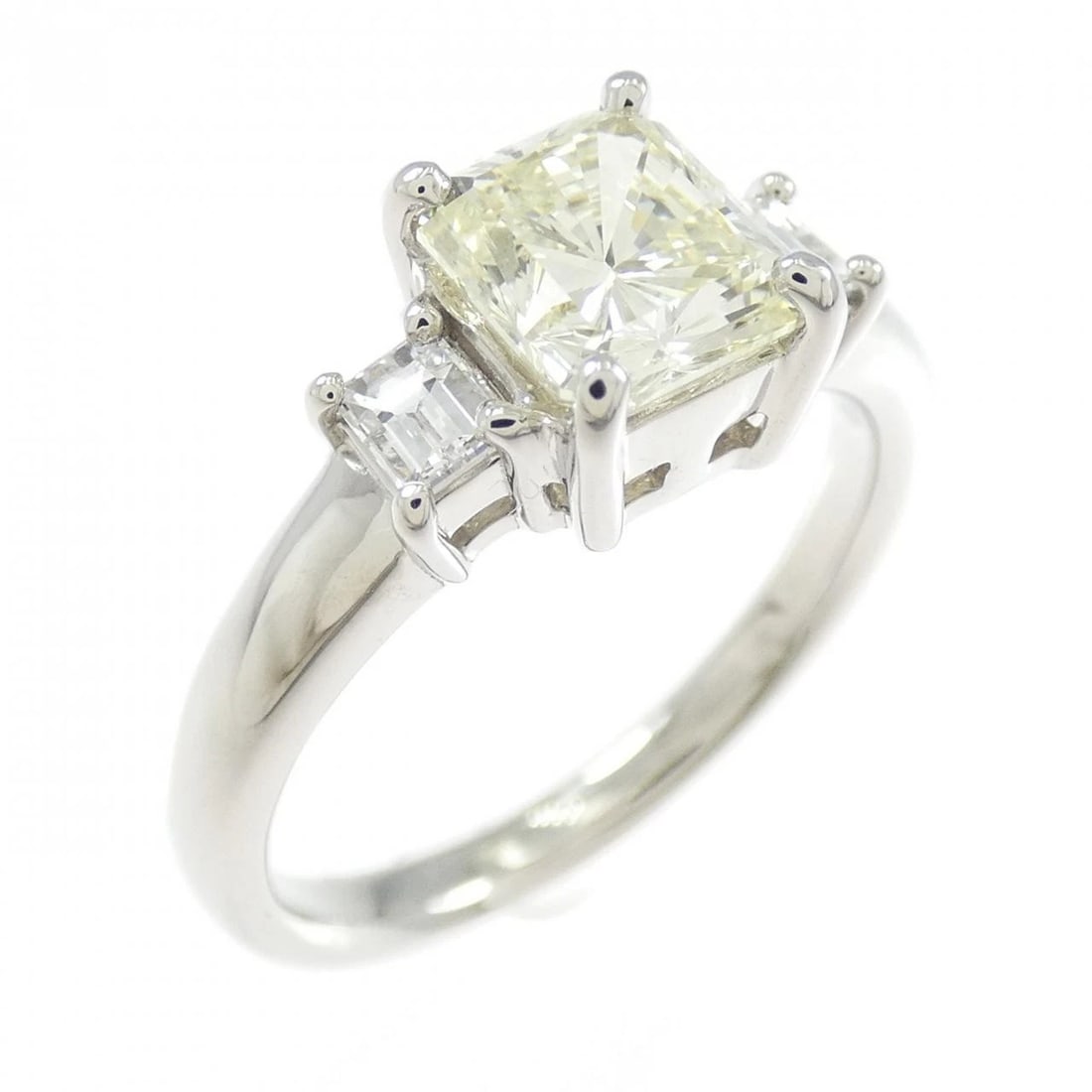 PT900 DIAMOND RING (1 of 2)