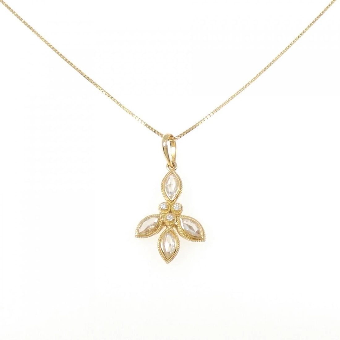 K18YG DIAMOND NECKLACE: K18YG Diamond Necklace Brand: Unbranded Type: Necklace Material: K18 Yellow Gold, Main Stone/Creation Natural Color: Yellow Gold Size: 40cmActualSize Pendant top H x W: 35.0mmx17.7mm Chain