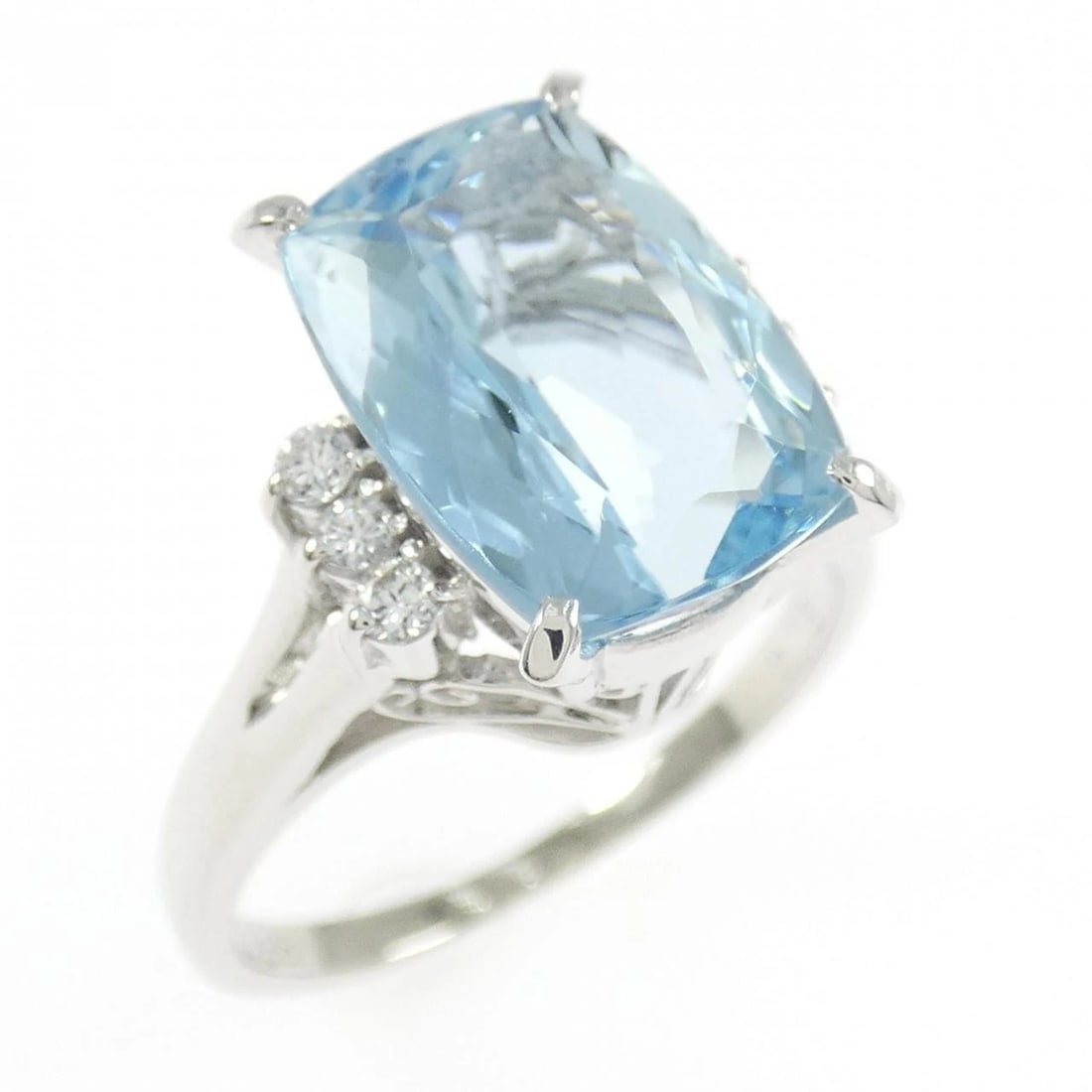 TASAKI AQUAMARINE RING: TASAKI Aquamarine Ring Brand: TASAKI Type: Ring Material: Platinum 900, Main Stone/Creation Natural Color: White Size: 7.5-8 (US size) Accessories: None Accessories Notice: When purchasing