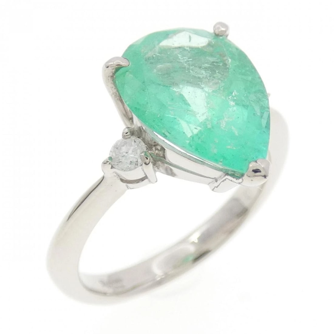 PT900 EMERALD RING: PT900 Emerald Ring Brand: Unbranded Type: Ring Material: Platinum 900 Platinum, Main Stone/Creation Emerald Color: White Gold Size: 6-6.5 US Accessories: None Accessories Notice: When purc