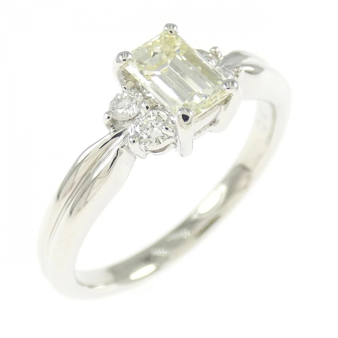 PT900 DIAMOND RING: PT900 Diamond Ring Brand: Unbranded Type: Ring Material: Platinum 900 Platinum, Main Stone/Creation Natural Color: Silver Size: 6-6.5 ( US size) Accessories: None Accessories Notice: When