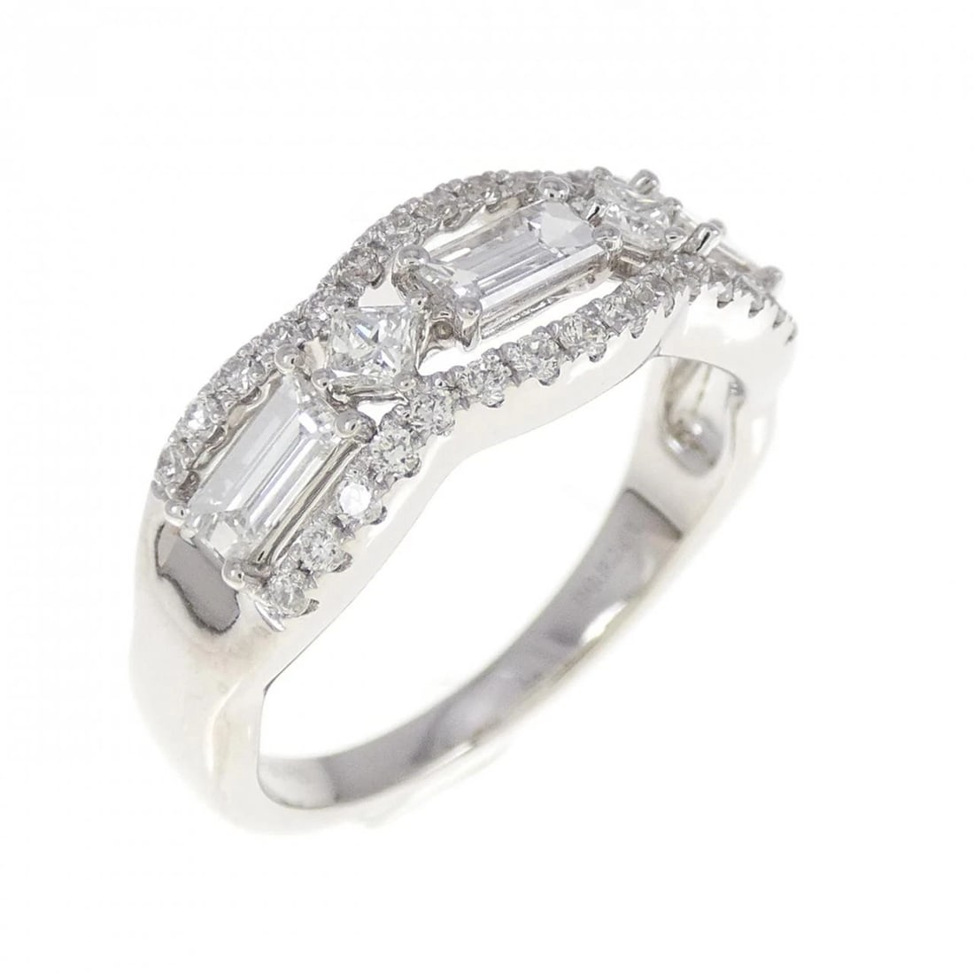 750WG DIAMOND RING: 750WG Diamond Ring Brand: Unbranded Type: Ring Material: 750 White Gold, Main Stone/Creation Natural Color: White Gold Size: 6 ( US size) Accessories: None Accessories Notice: When purchasing