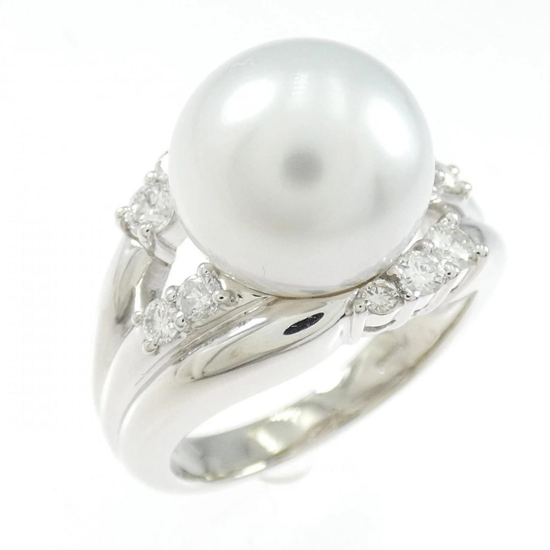 PT900 SOUTH SEA PEARL RING: PT900 South Sea Pearl Ring Brand: Unbranded Type: Ring Material: Platinum 900 Platinum, Color: None Size: 7-7.5 US Accessories: None Accessories Notice: When purchasing pre-owned goods,