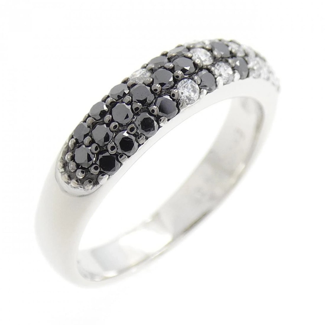 PONTE VECCHIO BIANCO E NERO RING: Ponte Vecchio Bianco e Nero Ring Brand: Ponte Vecchio Type: Ring Material: K18 White Gold K18 Black gold, Main Stone/Creation Natural Color: White Gold Black gold" Size: 4.5-5 (US size) Accessori