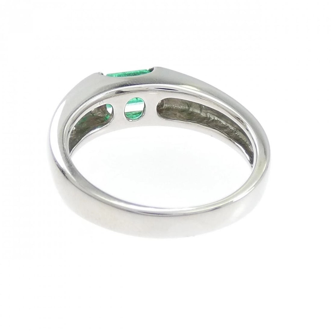 PT900 EMERALD RING: PT900 Emerald Ring Brand: Unbranded Type: Ring Material: Platinum 900 Platinum, Main Stone/Creation Emerald Color: Silver Size: 6.5 ( US size) Accessories: None Accessories Notice: When pu