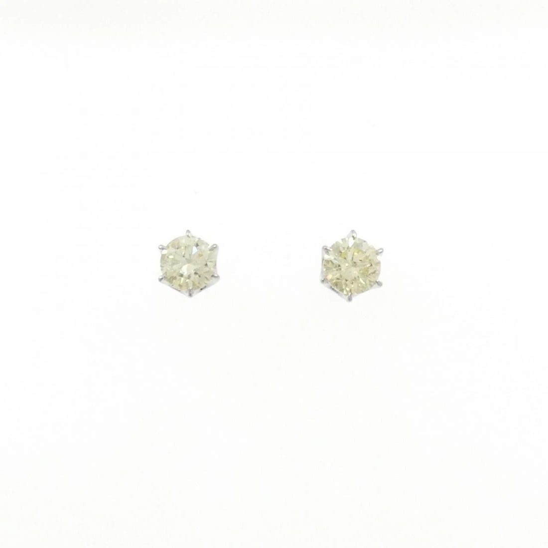 PT900 SOLITAIRE DIAMOND EARRINGS: PT900 Solitaire Diamond Earrings Brand: Unbranded Type: Earrings Material: Platinum 900 Platinum, Main Stone/Creation natural Color: White Gold Size: HxW: 6.1mmx5.5mm Accessories: None