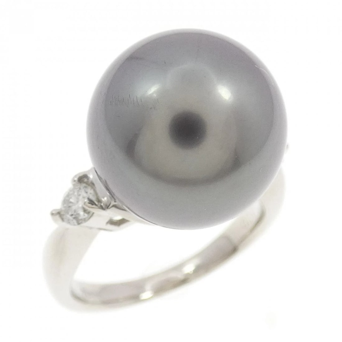 PT900 BLACK PEARL RING: PT900 Black Pearl Ring Brand: Unbranded Type: Ring Material: Platinum 900 Platinum, Main Stone/Creation Main Stone Black PearlCenterStone Black PearSide Stone Diamond Color: White Gold Size: 5