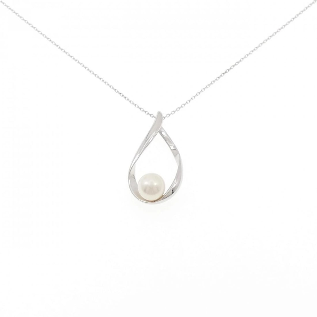 VENDOME AKOYA PEARL NECKLACE: VENDOME Akoya Pearl Necklace Brand: VENDOME Type: Necklace Material: Platinum 950 Platinum 850, Main Stone/Creation Akoya Pearl Color: Platinum Size: ActualSize Pendant top H x W:
