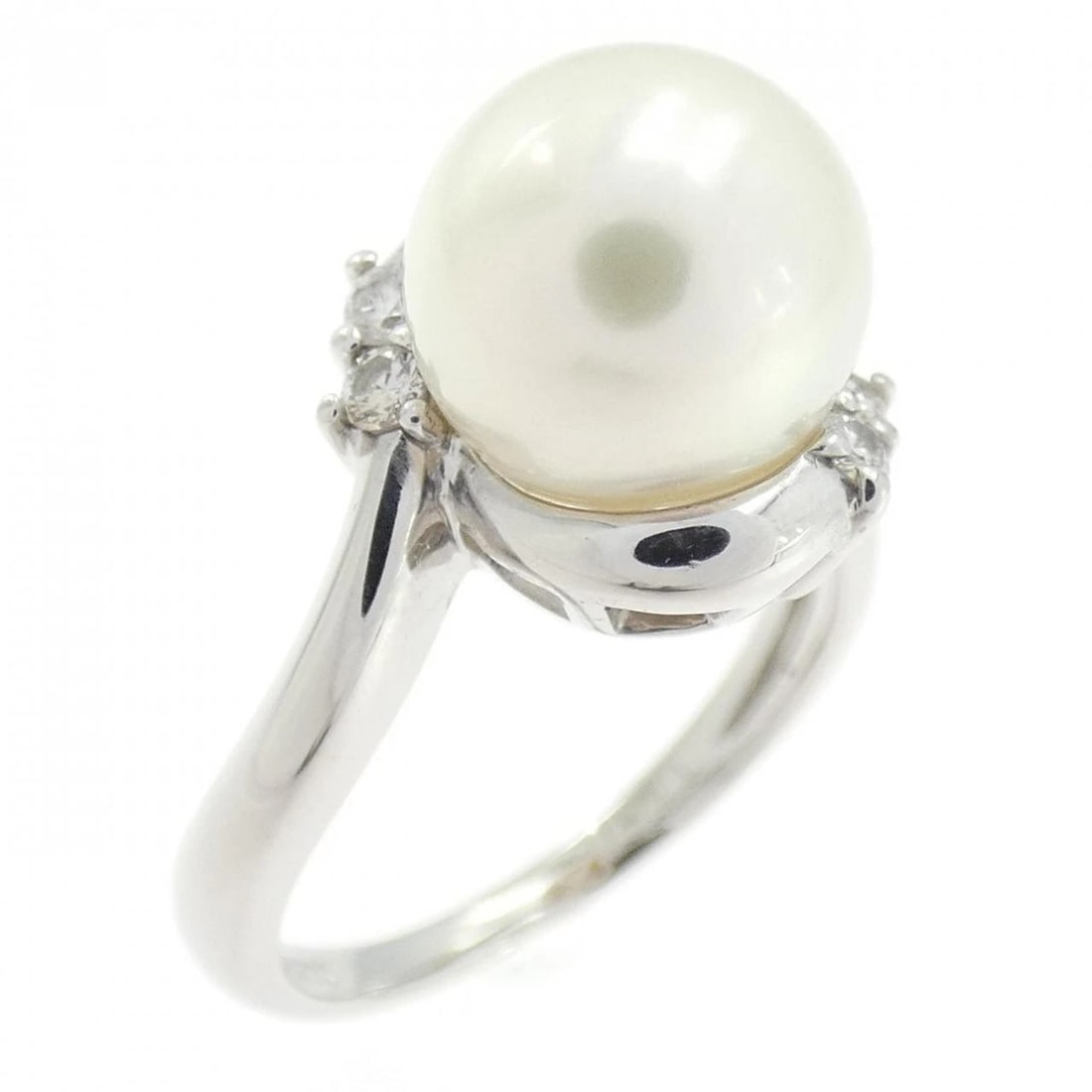 PT900 AKOYA PEARL RING: PT900 Akoya Pearl Ring Brand: Unbranded Type: Ring Material: Platinum 900 Platinum, Color: None Size: 6-6.5 US Accessories: None Accessories Notice: When purchasing pre-owned goods, please