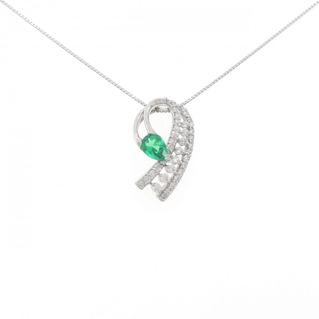 PT900 PT850 EMERALD NECKLACE: PT900 PT850 Emerald Necklace Brand: Unbranded Type: Necklace Material: Platinum 900 Platinum Platinum 850, Main Stone/Creation Emerald Color: White Gold Size: 45cm ActualSize Pendant top H x