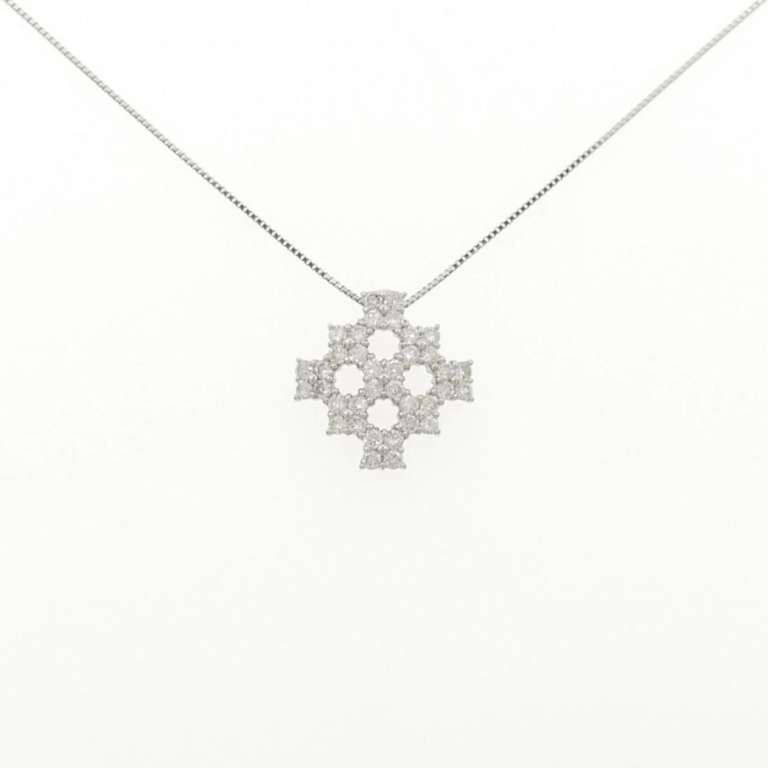 PT900 PT850 DIAMOND NECKLACE: PT900 PT850 Diamond Necklace Brand: Unbranded Type: Necklace Material: Platinum 900 Platinum Platinum 850, Main Stone/Creation Natural Color: White Gold Size: 45cm ActualSizePendant top H x W: