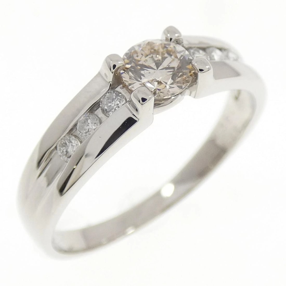 PT950 DIAMOND RING (1 of 3)