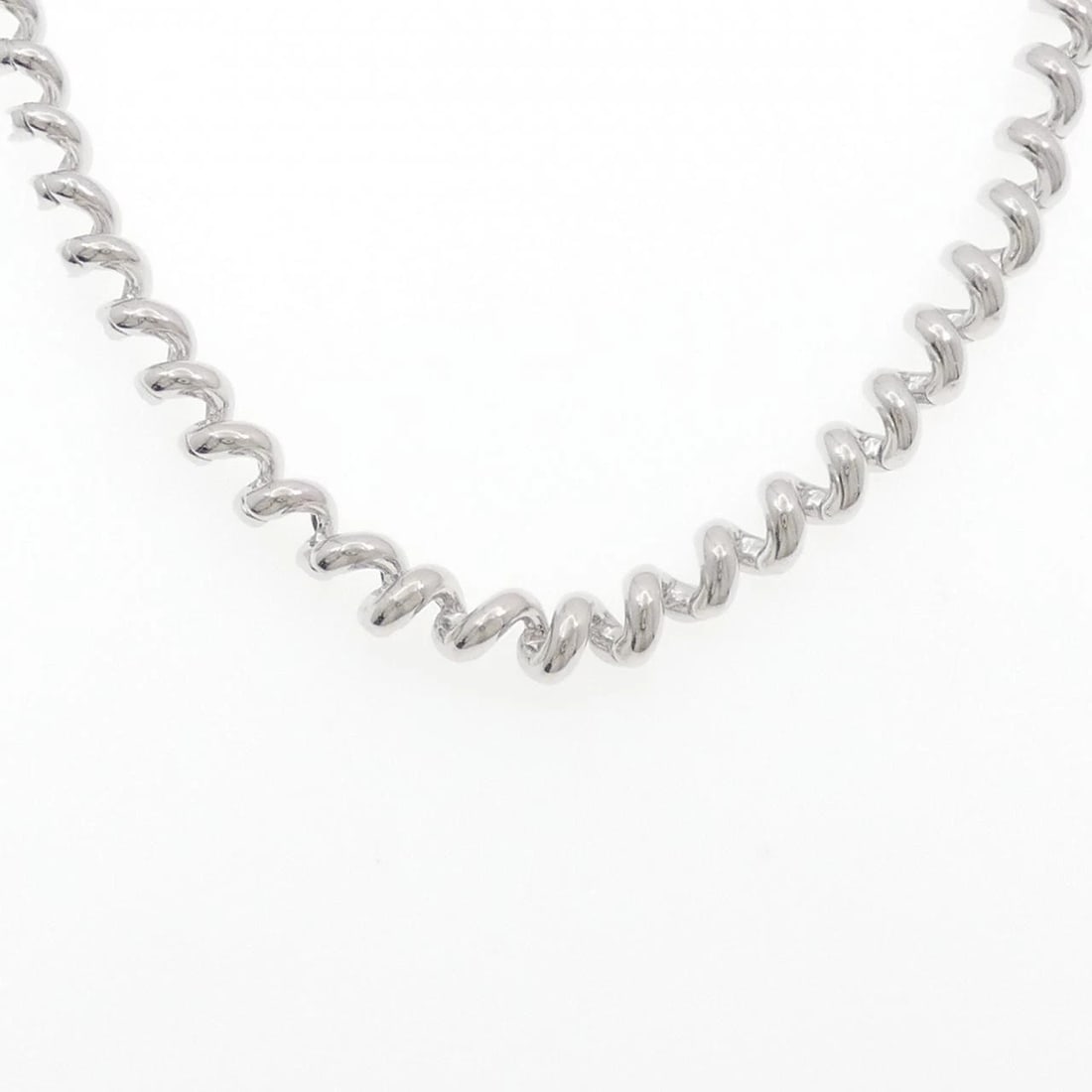 BOUCHERON 750WG NECKLACE: Boucheron 750WG Necklace Brand: Boucheron Type: Necklace Material: 18K, Color: Gold Size: Actual Size Max width approx: 7.4mm Accessories: None Accessories Notice: When purchasing pre-owned