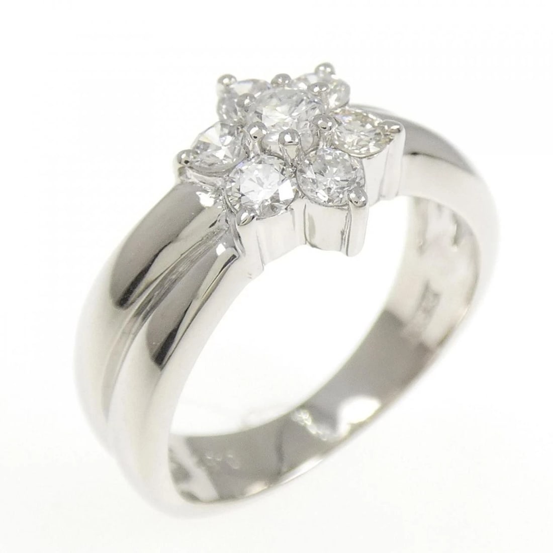 PT900 FLOWER DIAMOND RING: PT900 Flower Diamond Ring Brand: Unbranded Type: Ring Material: Platinum 900 Platinum, Main Stone/Creation Natural Color: White Gold Size: 5.5-6 US Accessories: None Accessories Notice: When