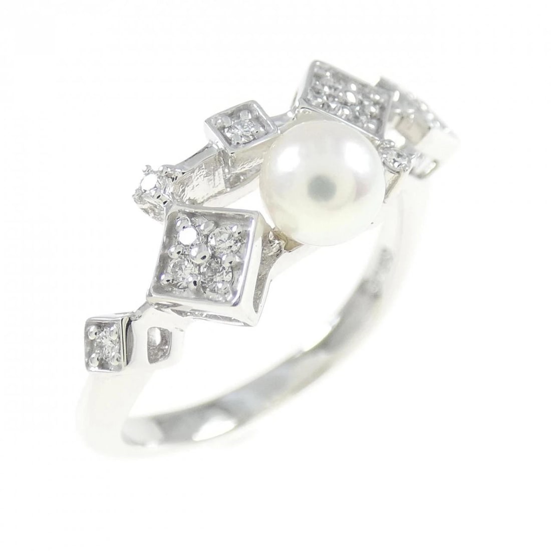 K18WG AKOYA PEARL RING: K18WG Akoya Pearl Ring Brand: Unbranded Type: Ring Material: K18 White Gold, Main Stone/Creation Akoya pearl Color: White Gold Size: 6 US Accessories: None Accessories Notice: When purchas