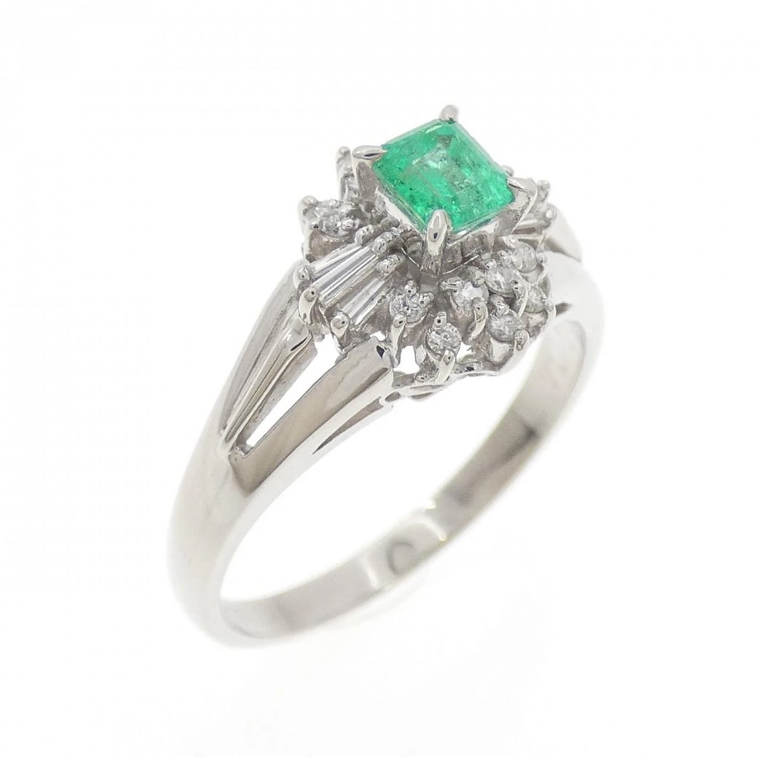 PT900 EMERALD RING: PT900 Emerald Ring Brand: Unbranded Type: Ring Material: Platinum 900 Platinum, Main Stone/Creation Main Stone EmeraldSide Stone Diamond Color: White Gold Size: 6.5 ( US size) Accessories: