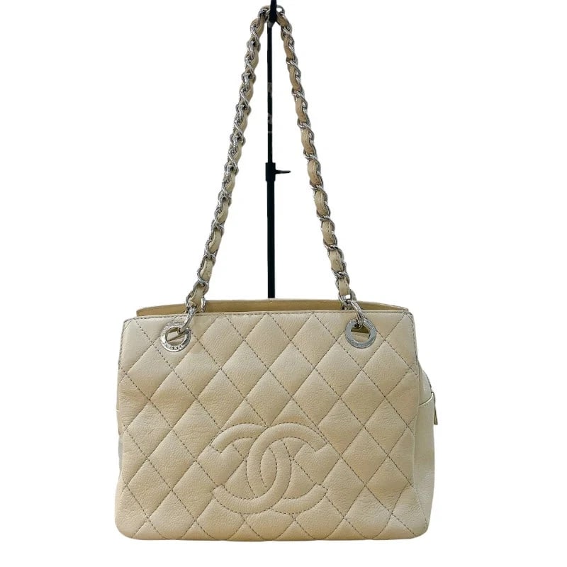 CHANEL PTT CHAIN TOTE CREAM SHW CAVIAR LEATHE HANDBAG: CHANEL PTT Chain Tote Cream SHW Caviar Leathe Handbag Brand: CHANEL Type: Handbag Material: Caviar Skin Color: Cream/SV Hardware Size: W: 25cm / H: 17cm / D: 13cm / Shoulder: 50cm Accessories: No