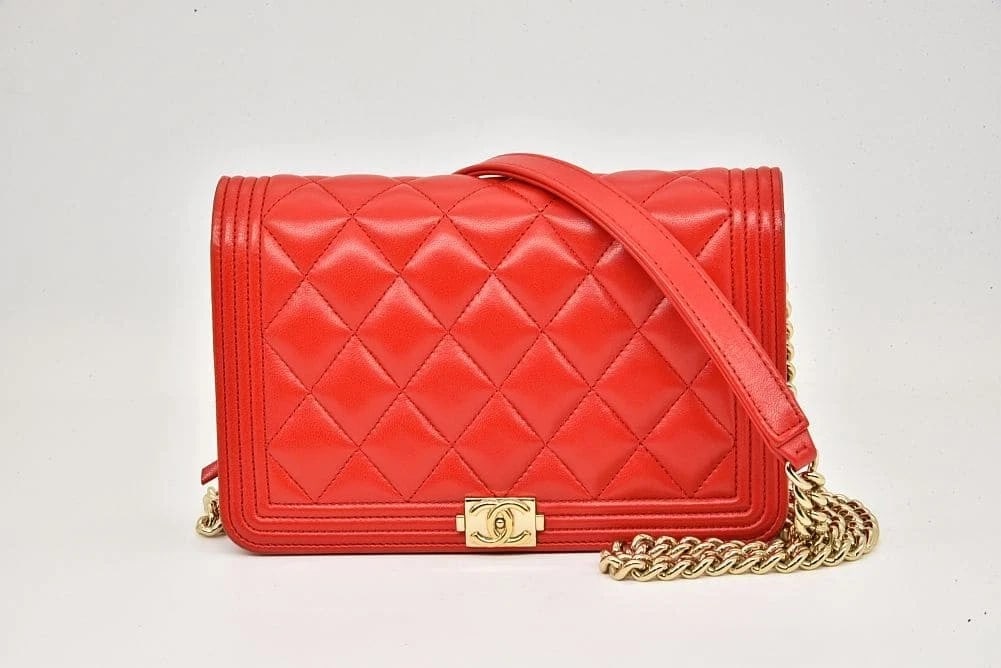 CHANEL BOY CHANEL CHAIN WALLET CHAIN SHOULDER IN LAMBSKIN HANDBAG: Chanel Boy Chanel Chain Wallet Chain Shoulder in Lambskin Handbag Brand: Chanel Type: Handbag Material: Lambskin Color: Red Gold Hardware Size: W19xH12xD3.5cm / Shoulder: 127cm Accessories: None