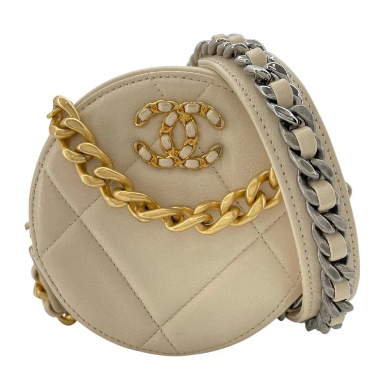 CHANEL 19 ROUND CLUTCH SERIES WHITE GDXSHW LAMBSKIN HANDBAG: CHANEL 19 Round Clutch Series White GDxSHW Lambskin Handbag Brand: CHANEL Type: Handbag Material: Rum Color: White GDxSV Hardware Size: W: 12cm / H: 12cm / D: 5cm Accessories: None Accesso