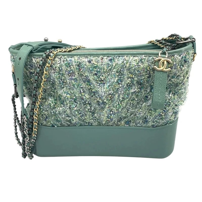 CHANEL GABRIELLE DE MEDIUM SERIES GREEN GD/SHW TWEED/VINYL HANDBAG: CHANEL Gabrielle de Medium Series Green GD/SHW Tweed/Vinyl Handbag Brand: CHANEL Type: Handbag Material: Tweed/Vinyl Color: Green GD/SV Hardware Size: W: 27cm / H: 22cm / D: 8cm / Shoulder: 84-150