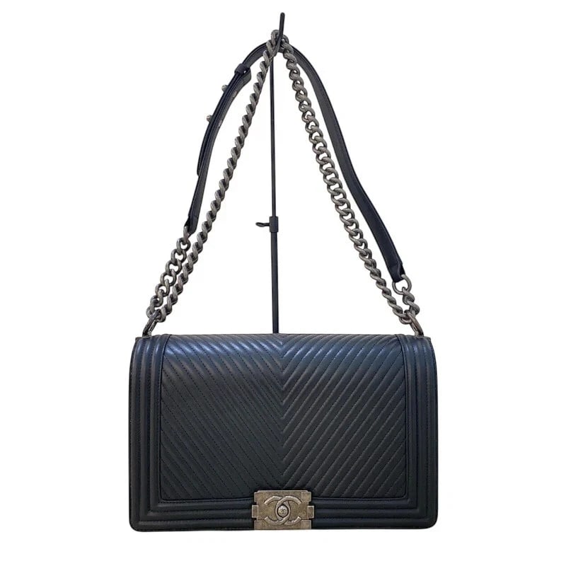 CHANEL BOY CHANEL SERIES BLACK SHW CALF/CHEVRON SHOULDER BAG HANDBAG: CHANEL Boy Chanel Series Black SHW Calf/Chevron Shoulder Bag Handbag Brand: CHANEL Type: Handbag Material: Calf/Chevron Color: Calf/Chevron Size: W: 28cm / H: 17cm / D: 6.5cm / Shoulder: 64-102cm