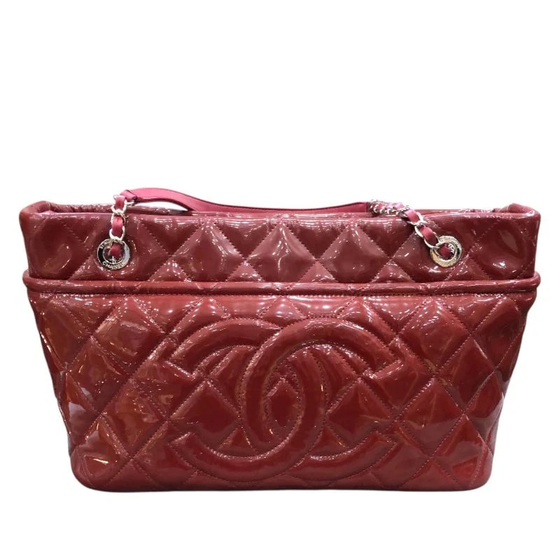 CHANEL COCO MARK CHAIN BORDEAUX SHW PATENT LEATHER HANDBAG: CHANEL Coco Mark Chain Bordeaux SHW Patent Leather Handbag Brand: CHANEL Type: Handbag Material: Patent Leather Color: Bordeaux SV Hardware Size: W: 37cm / H: 20.5cm / D: 16cm Accessories: None