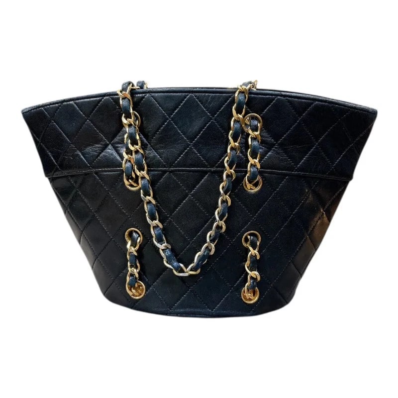 CHANEL MATELASSE CHAIN BLACK/GHW LAMBSKIN HANDBAG: CHANEL Matelasse Chain Black/GHW Lambskin Handbag Brand: CHANEL Type: Handbag Material: Lambskin Color: Black // GD Hardware Size: W: 18cm / H: 18cm / D: 7cm / Shoulder: 28cm Accessories: None