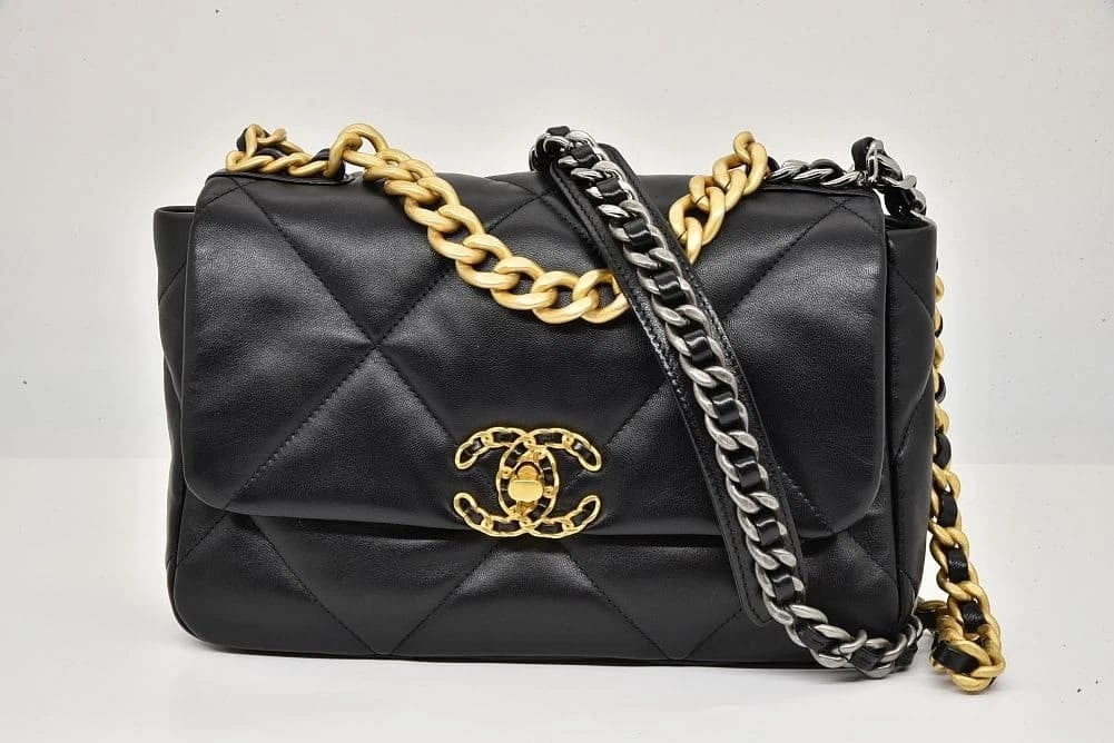 CHANEL HANDBAG CHAIN SHINY LAMBSKIN HANDBAG: CHANEL Handbag Chain Shiny Lambskin Handbag Brand: Chanel Type: Handbag Material: Shiny Lambskin Color: Black With Silver/Gold Hardware Size: W26xH16xD9cm / Shoulder: 104cm Accessories: None