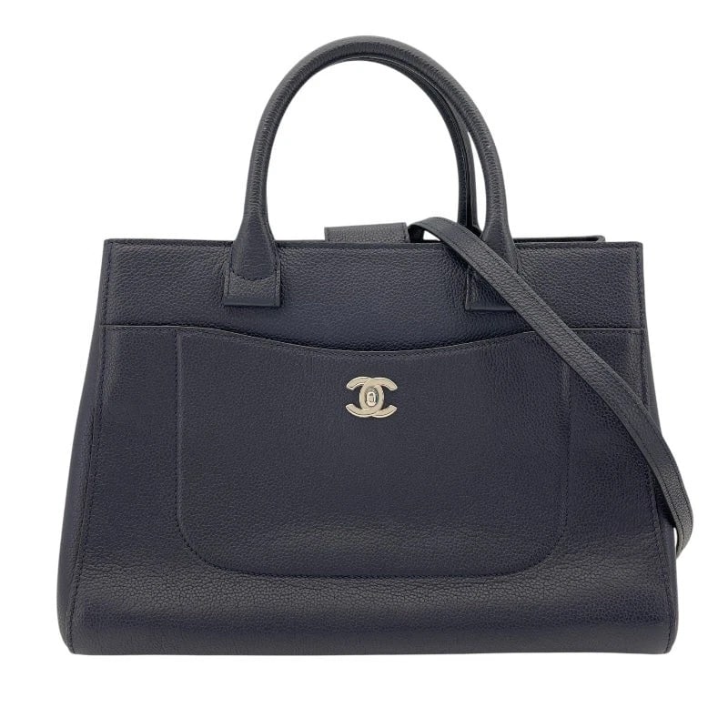 CHANEL NEO EXECUTIVE TOTE SERIES NAVY SHW CAVIAR LEATHER HANDBAG: CHANEL Neo Executive Tote Series Navy SHW Caviar Leather Handbag Brand: CHANEL Type: Handbag Material: Caviar Skin Color: Navy SV Hardware Size: W: 32cm / H: 21cm / D: 14cm Accessories: None