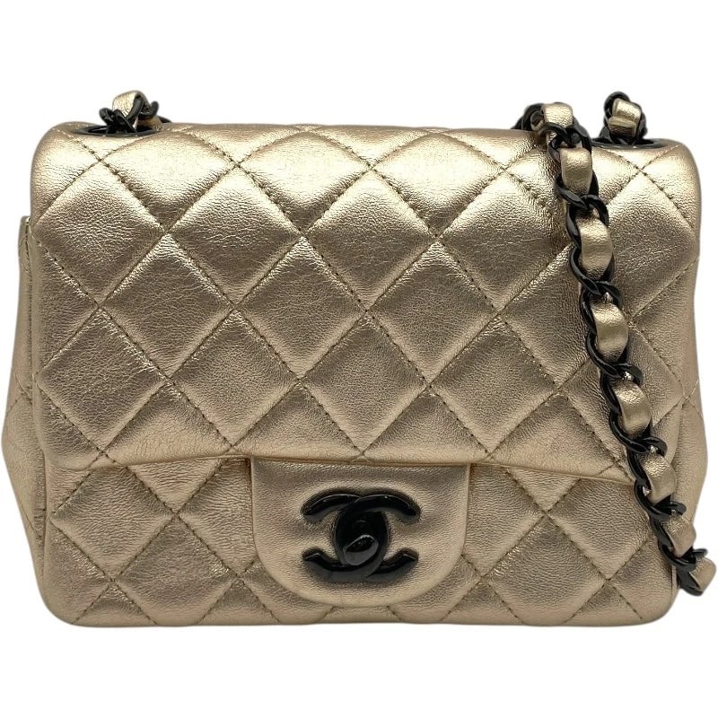 CHANEL MINI MATELASSÉ SERIES CHAMPAGNE LAMBSKIN HANDBAG: CHANEL Mini Matelassé Series Champagne Lambskin Handbag Brand: CHANEL Type: Handbag Material: Rum Color: Champagne gold black hardware Size: W: 18cm / H: 14cm / D: 7.5cm / Shoulder: 100cm Access