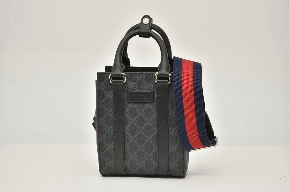 GUCCI GG SUPREME MINI TOTE BAG HANDBAG: Gucci GG Supreme Mini Tote Bag Handbag Brand: Gucci Type: Handbag Material: Gg Supreme Canvas Color: Black Size: W16xH20xD8cm / Shoulder strap: 85-136cm Accessories: None Accessories Notic