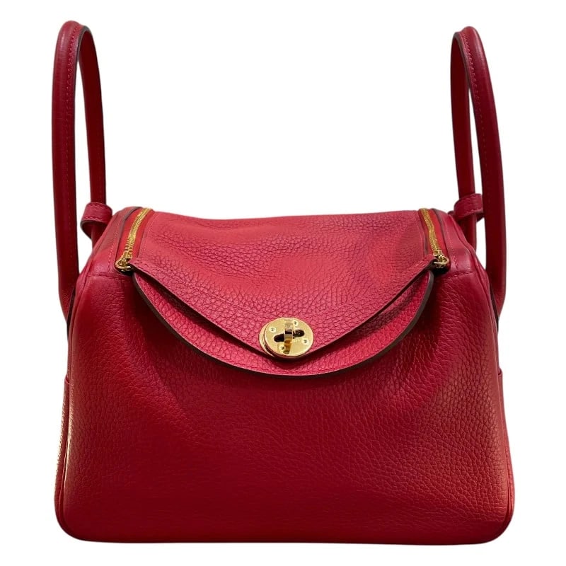 HERMES LINDY STAMP ROUGE CASAQUE/GHW IN CLEMENCE LEATHER HANDBAG: Hermes Lindy Stamp Rouge Casaque/GHW in Clemence Leather Handbag Brand: HERMES Type: Handbag Material: Taurillon Color: Rouge Kazak/GD Hardware Size: W: 26cm / H: 17cm / D: 13cm / Shoulder: 40cm