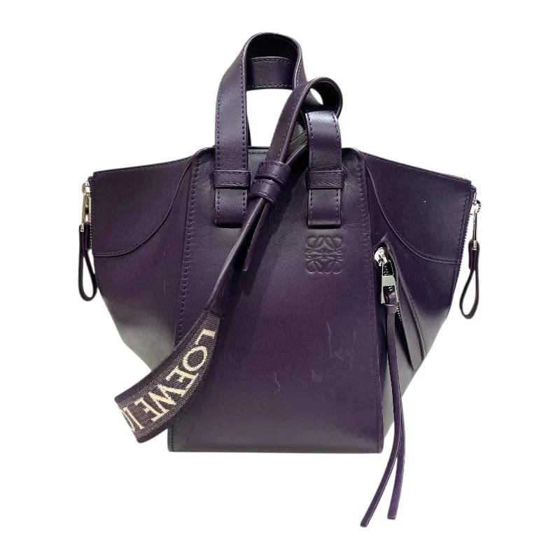 LOEWE HAMMOCK COMPACT HANDBAG: LOEWE Hammock Compact Handbag Brand: LOEWE Type: Handbag Material: Calf Color: none Size: W: 14cm / H: 22cm / D: 14cm / Shoulder: 80~100cm Accessories: None Accessories Notice: When